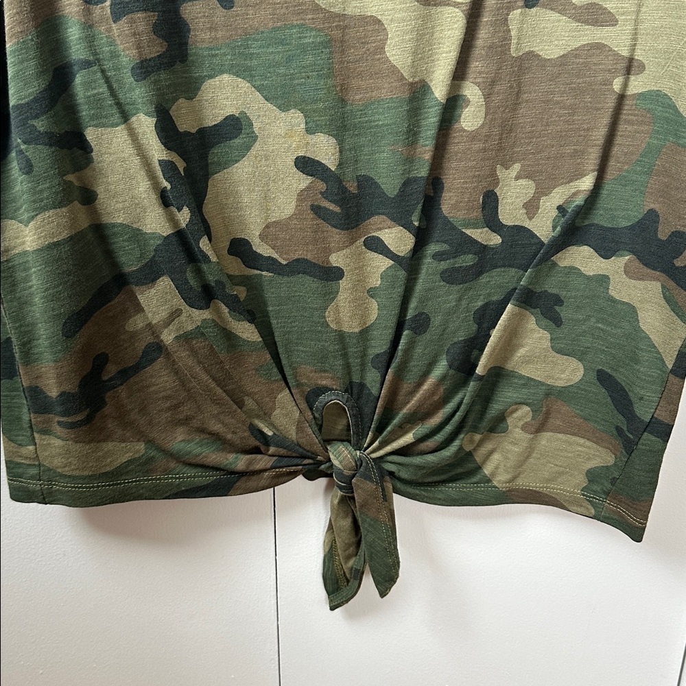Sanctuary Camo Tie-Front Tee Size S - Picture 2 of 5